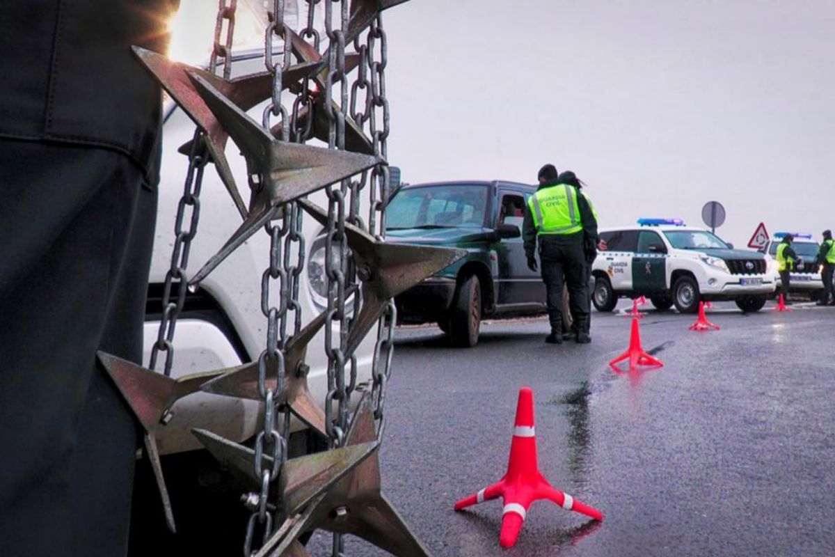 Agentes de la Guardia Civil hacen un control perimetral en la carretera A-471 a su paso por Las Cabezas de San Juan, Sevilla.