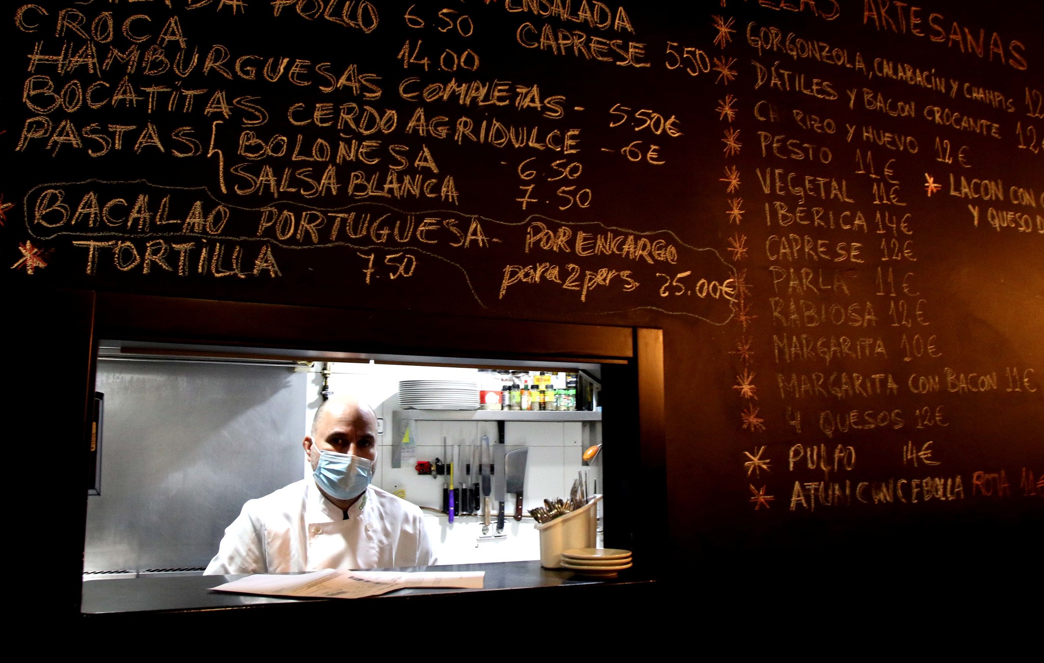 Ion posa en su bar de Cuntis, Pontevedra