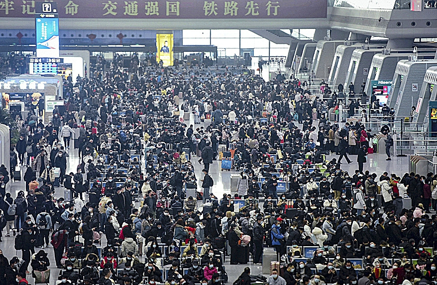 Miles de personas en la estacin de Hangzhou.