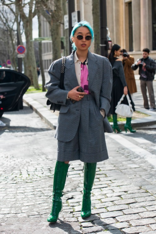 La influencer y fotgrafa Margaret Zhang con traje de Miu Miu y botas de Prada.