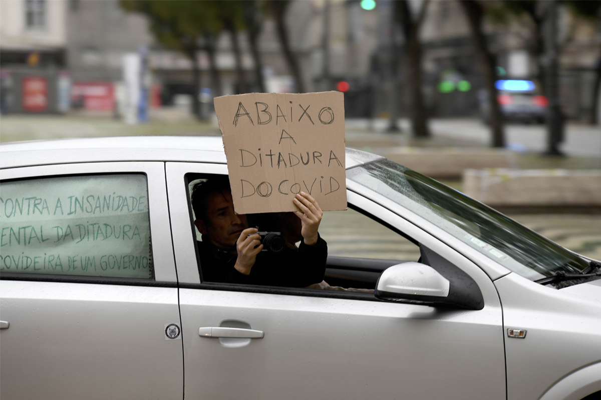 Un negacionista, con el cartel "Abajo la dictadura del Covid".