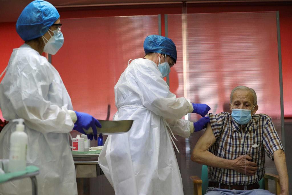 Un anciano, vacunndose en la Comunidad de Madrid