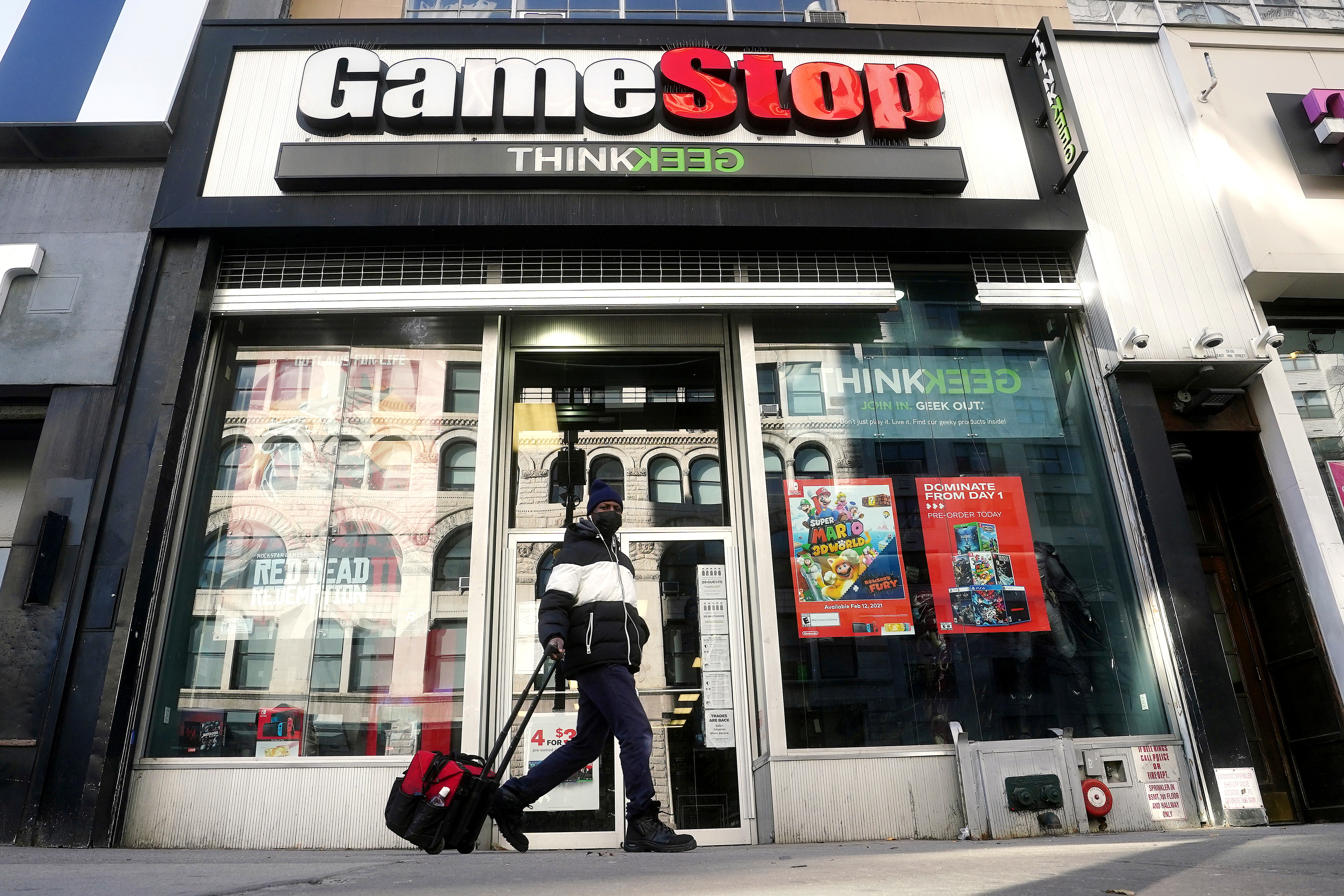 Una persona pasa delante de una tienda de GameStop.