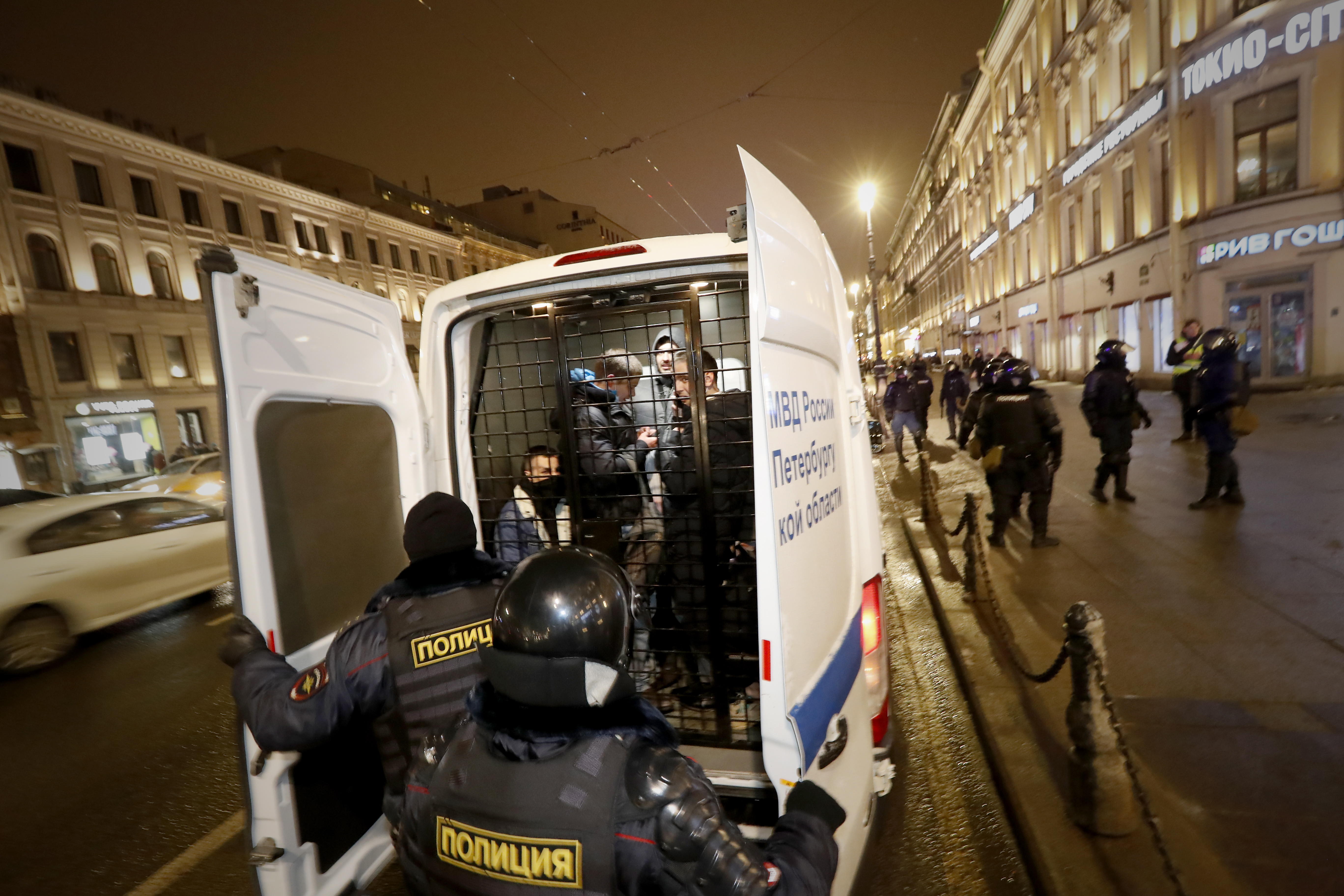 La polica detiene a seguidores de Navalny, en San Petersburgo.