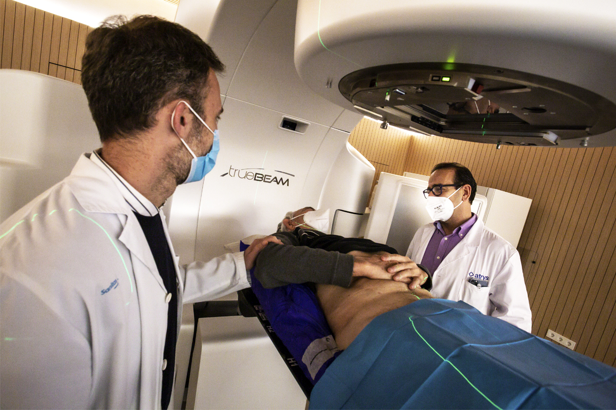 David Pez y Marco Panichi, junto a un paciente en radioterapia.