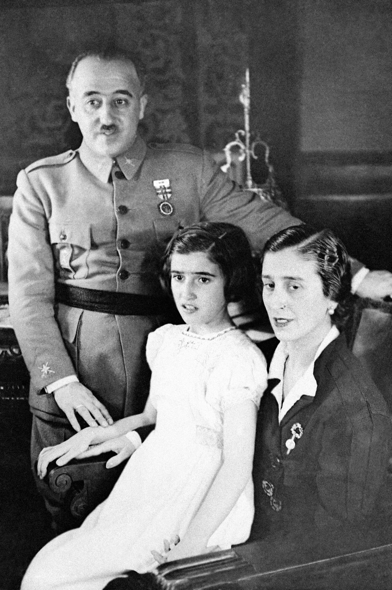 Franco, Carmen Polo y la hija de ambos, Carmencita.