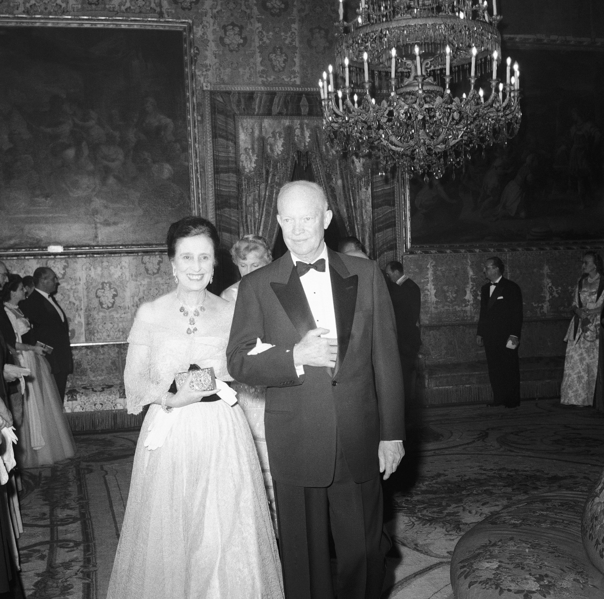 Carmen Polo (con el collar de esmeraldas) y Dwight Eisenhower, en el palacio real de Madrid en 1959.