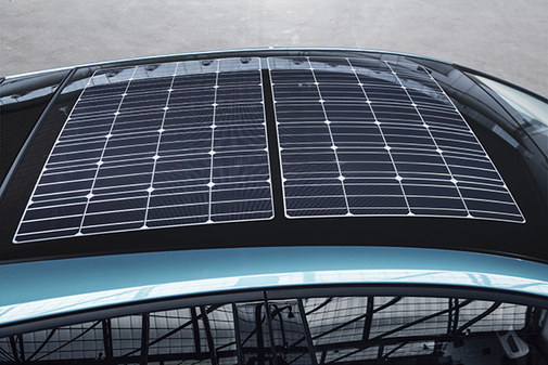 Incorpora paneles solares en el techo del vehiculo para la recarga elctrica.