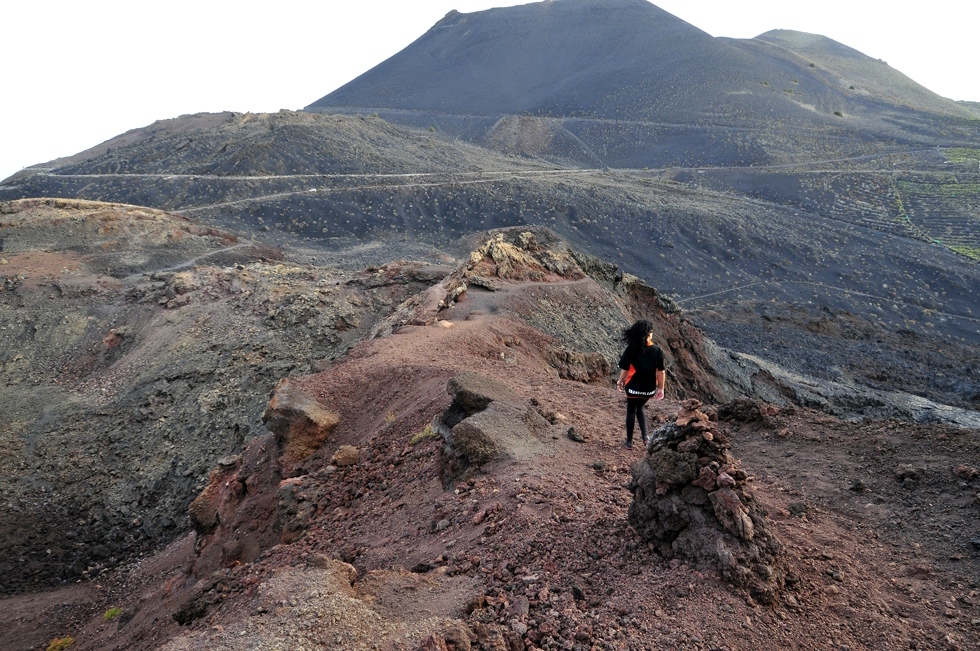 Los caminos de este espacio natural discurren entre coladas de lava solidificadas.