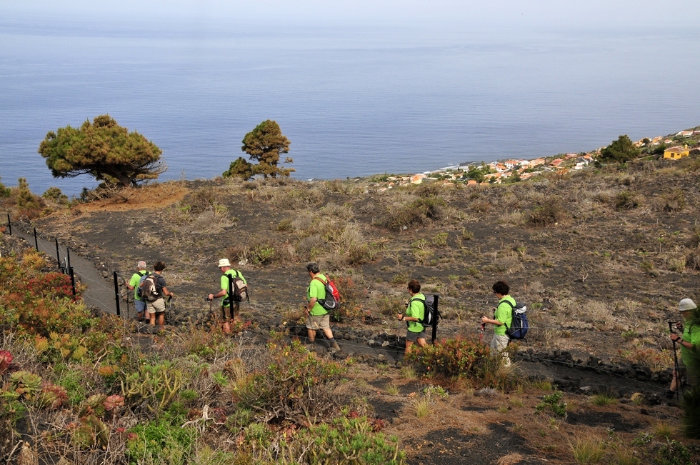 Senderistas en una  ruta del Monumento Natural de los Volcanes de Tenegua.
