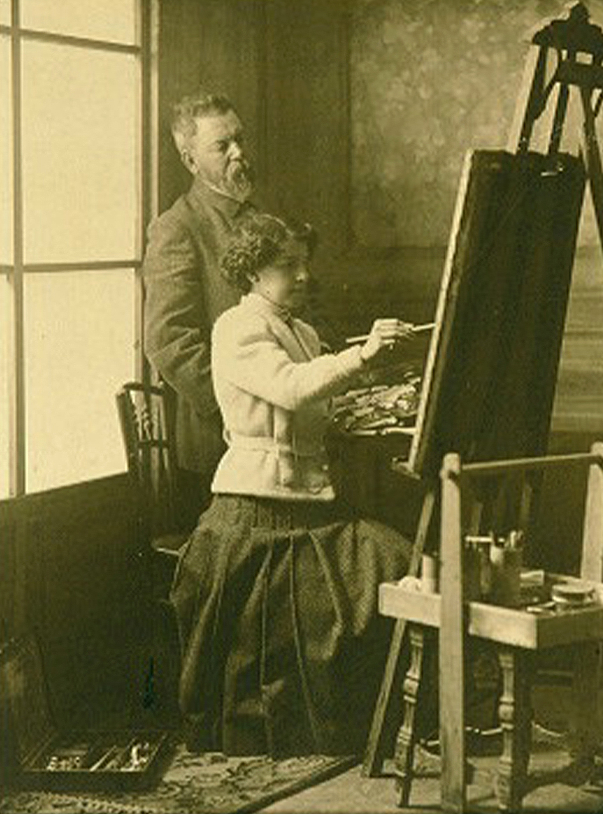 María Sorolla y su padre, frente al lienzo, en 1907.