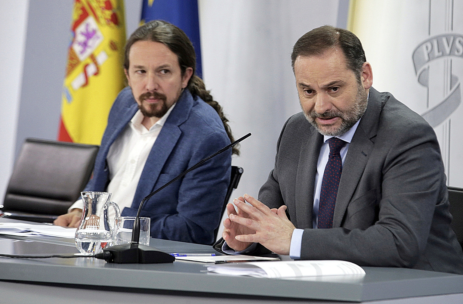El vicepresidente del Gobierno, Pablo Iglesias (i) y el ministro de Transporte, Jos Luis balos.