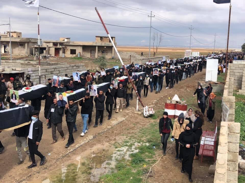 Un momento del funeral de las vctimas yazides.