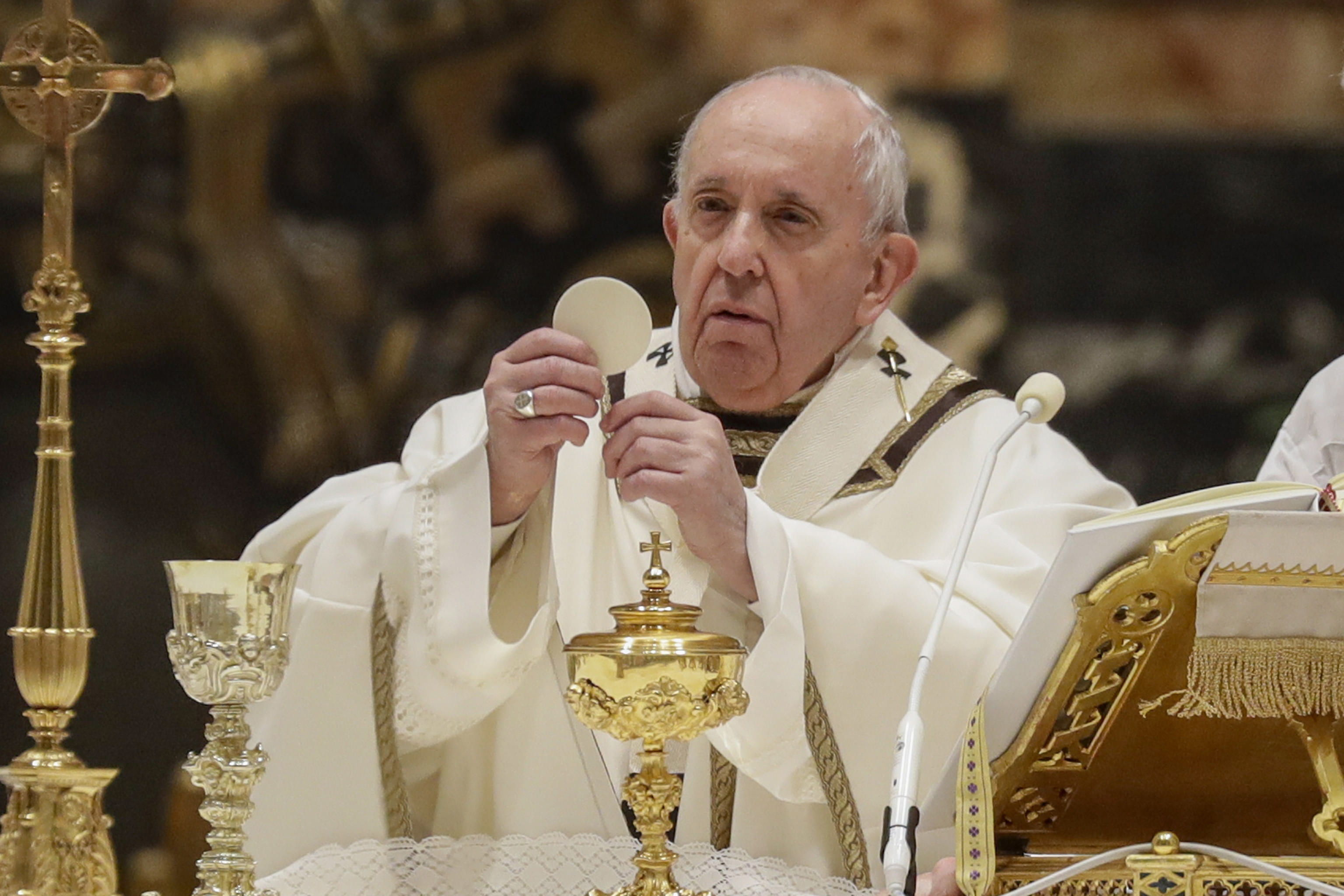 El Papara Francisco,  celebrando la eucarista.