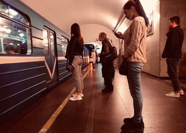 Pasajeros en el metro de Moscú.
