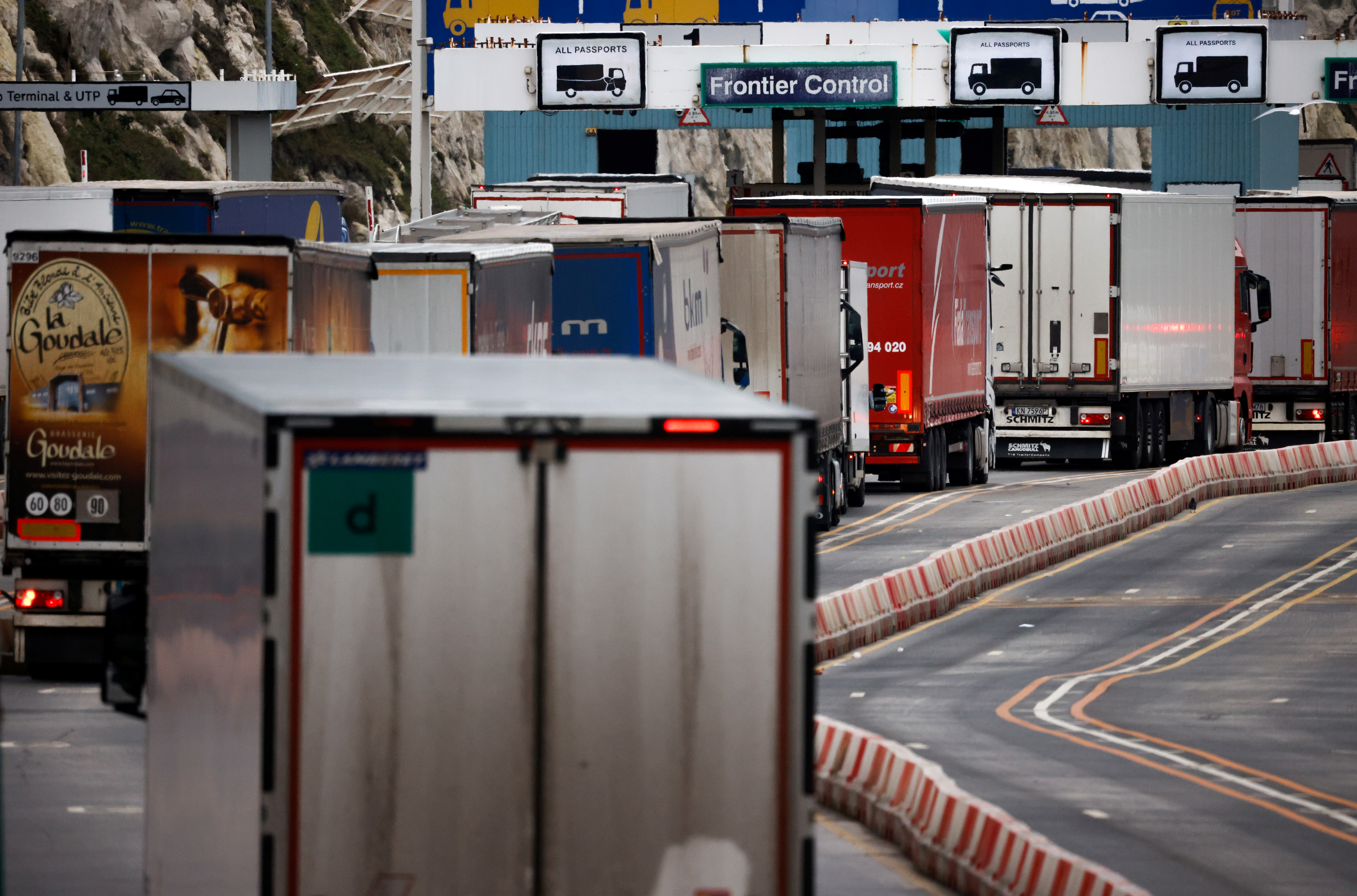 Camiones hacen cola en el control del puerto de Dover.