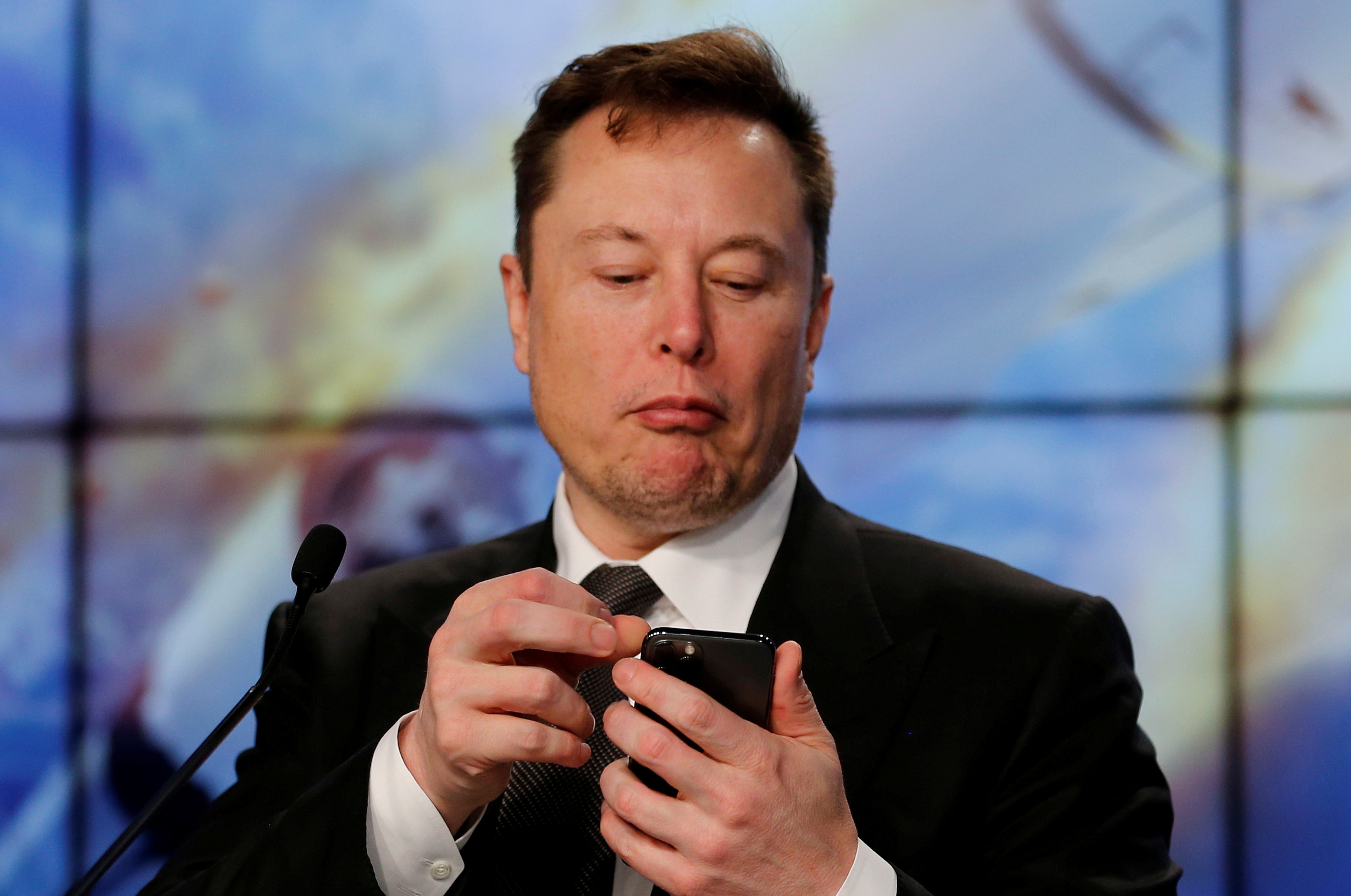 El fundador de Tesla, Elon Musk, con su telfono mvil.