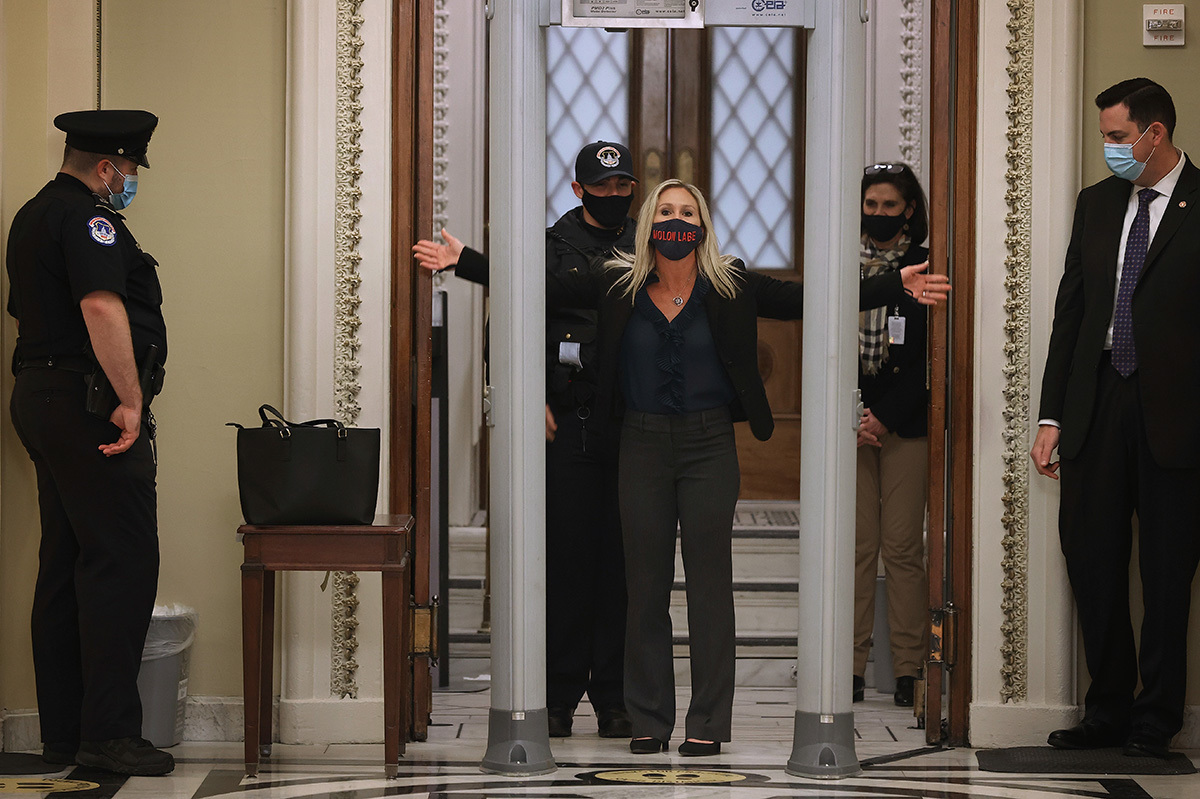 La republicana Marjorie Taylor Greene entra al Capitolio.