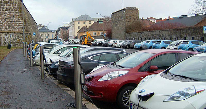 Tipico aparcamiento para recarga masiva de elctricos en Noruega
