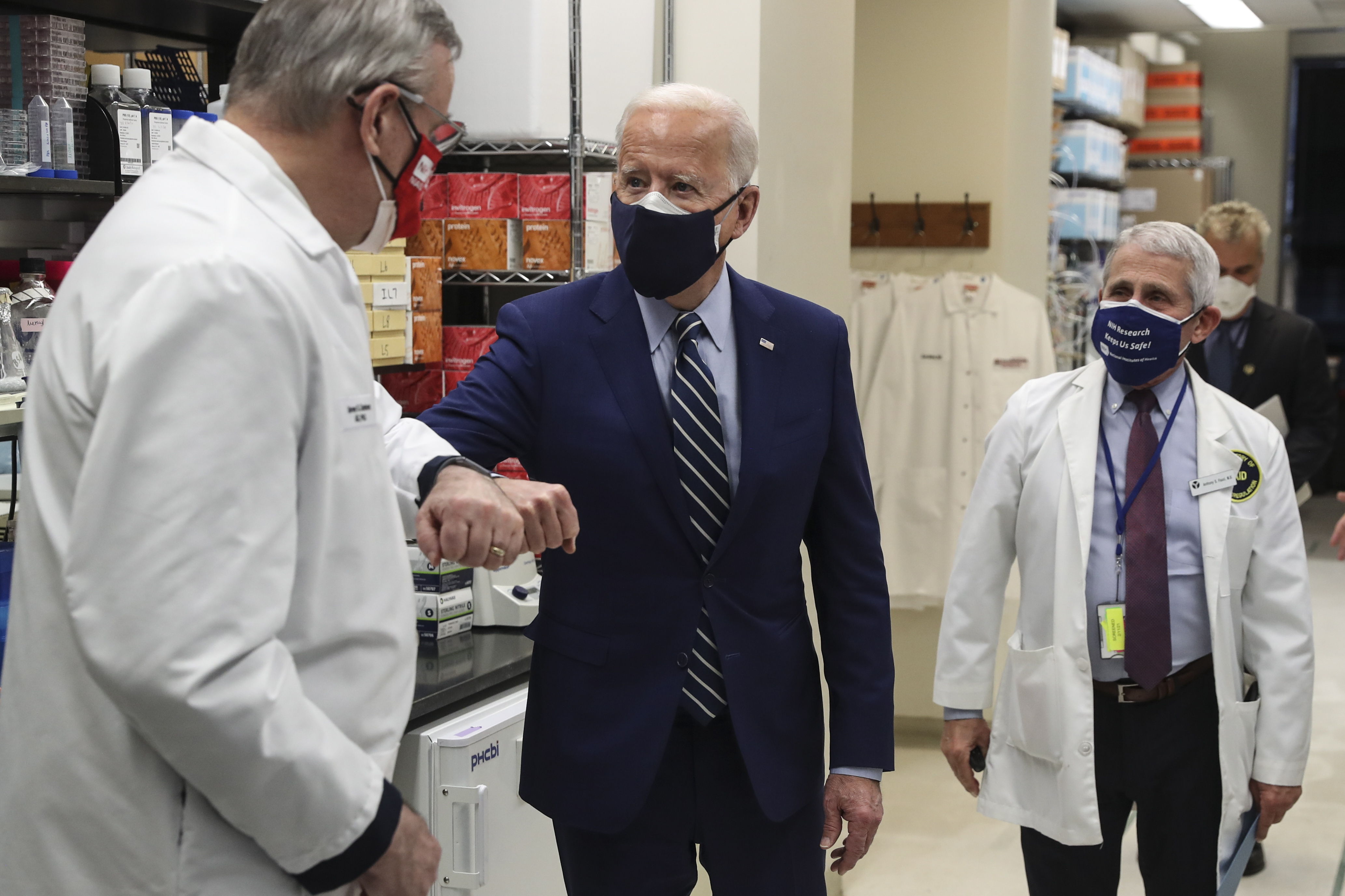 Biden, en su visita al NIH, este jueves.