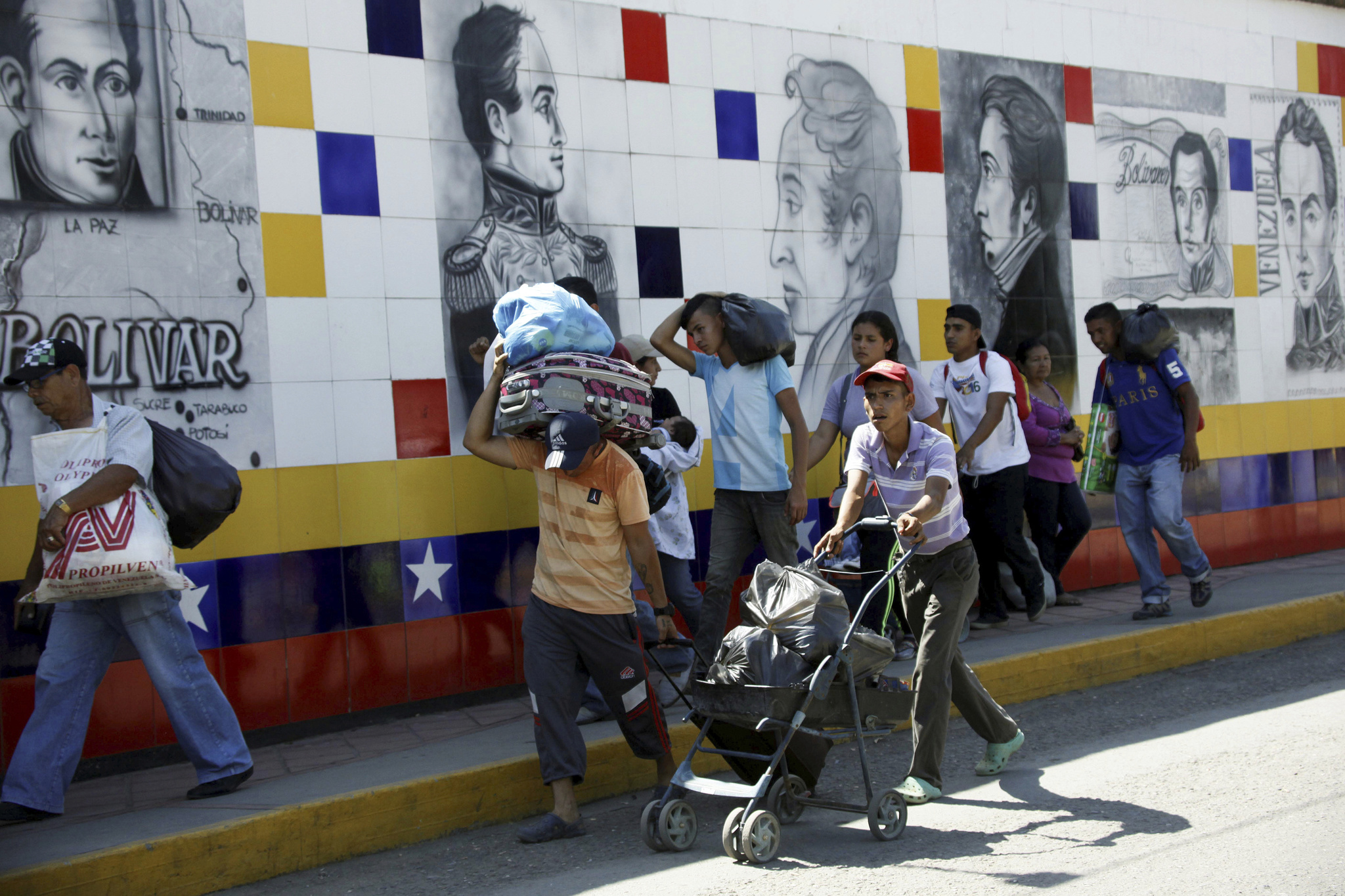 Venezolanos cruzan la frontera con Colombia.