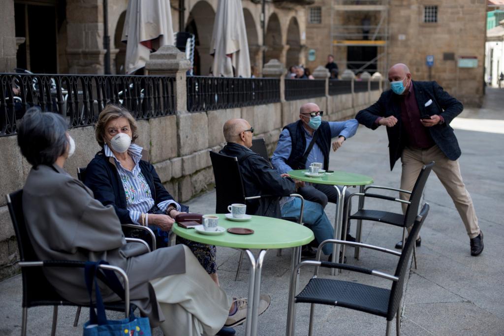 Varias personas sentadas en una terreaza de la Plaza Mayor de Orense.