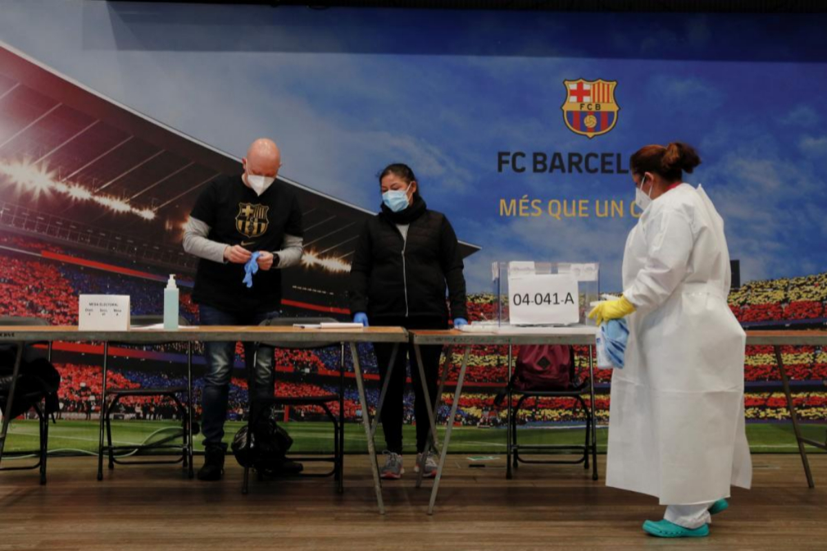 Un integrante de una mesa electoral, con una camisteta del Barcelona en el Camp Nou | Albert Gea / Reuters