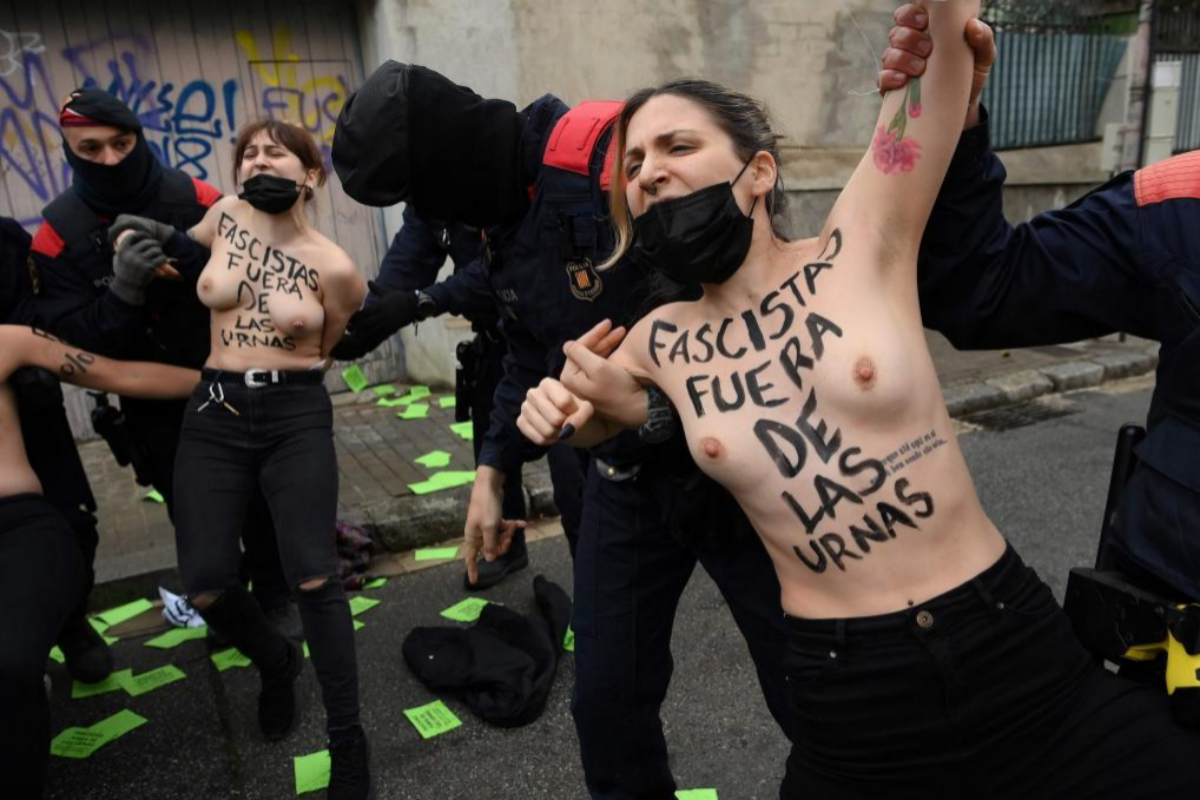 Cinco activistas de Femen protestan en el colegio electoral donde vot Ignacio Garriga (Vox) | Lluis Gen / AFP