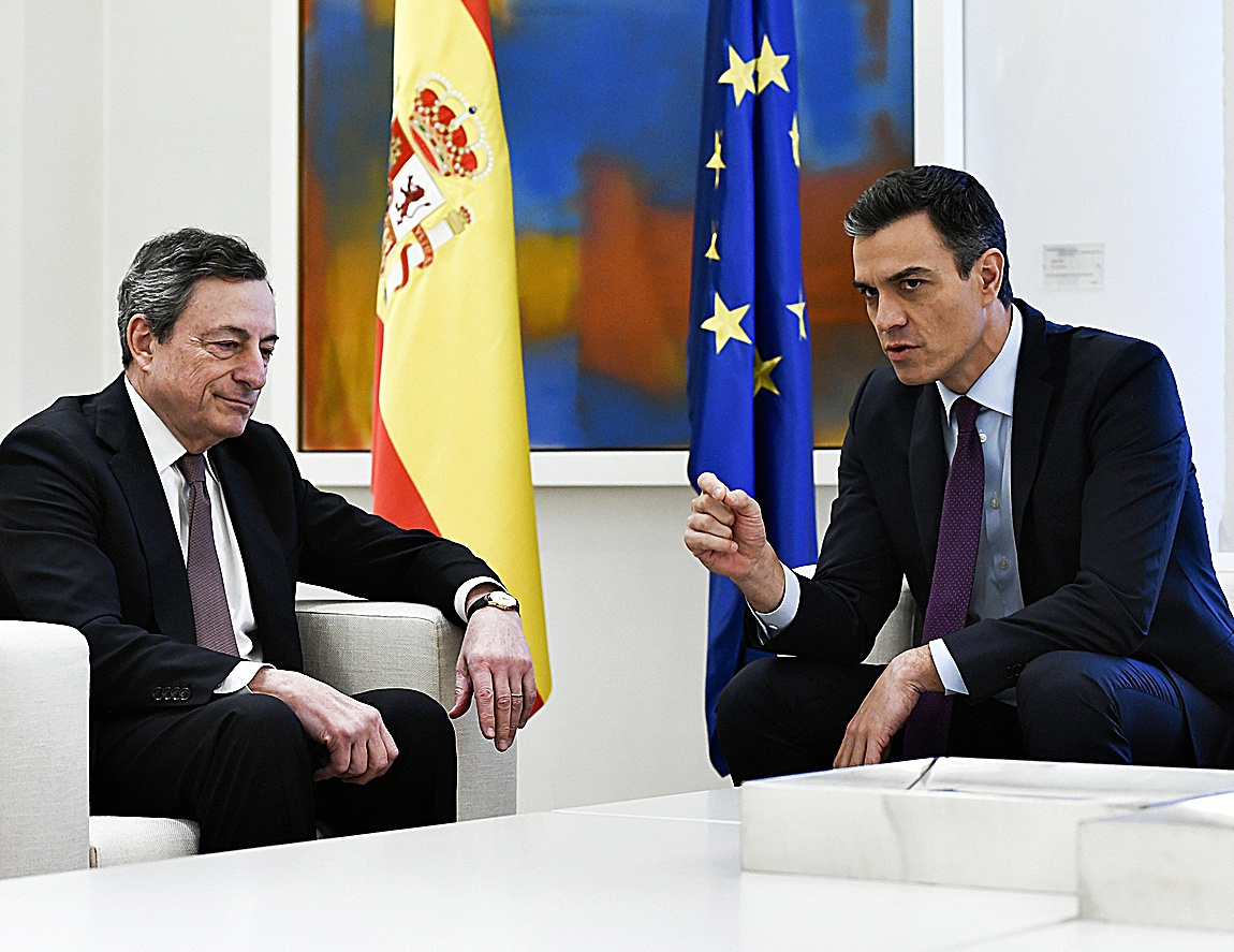 El nuevo primer ministro de Italia,  Mario Draghi, con Pedro Snchez en una reunin en Moncloa en 2019 cuando presida el BCE