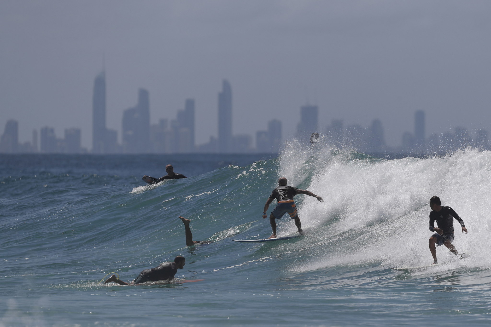 Surfistas en las playas de en Coolangatta, Queensland.