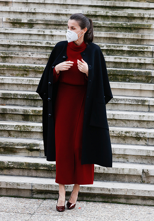 Doa Letizia, con vestido rojo oscuro de Massimo Dutti.