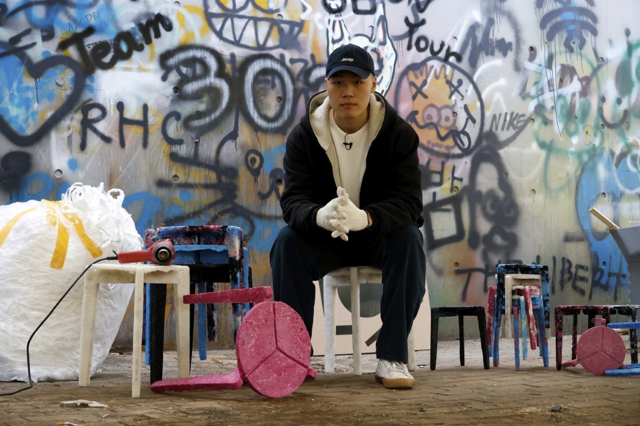 Kim Ha-neul posa con sus bancas hechas de mascarillas en Uiwang, Corea del Sur.