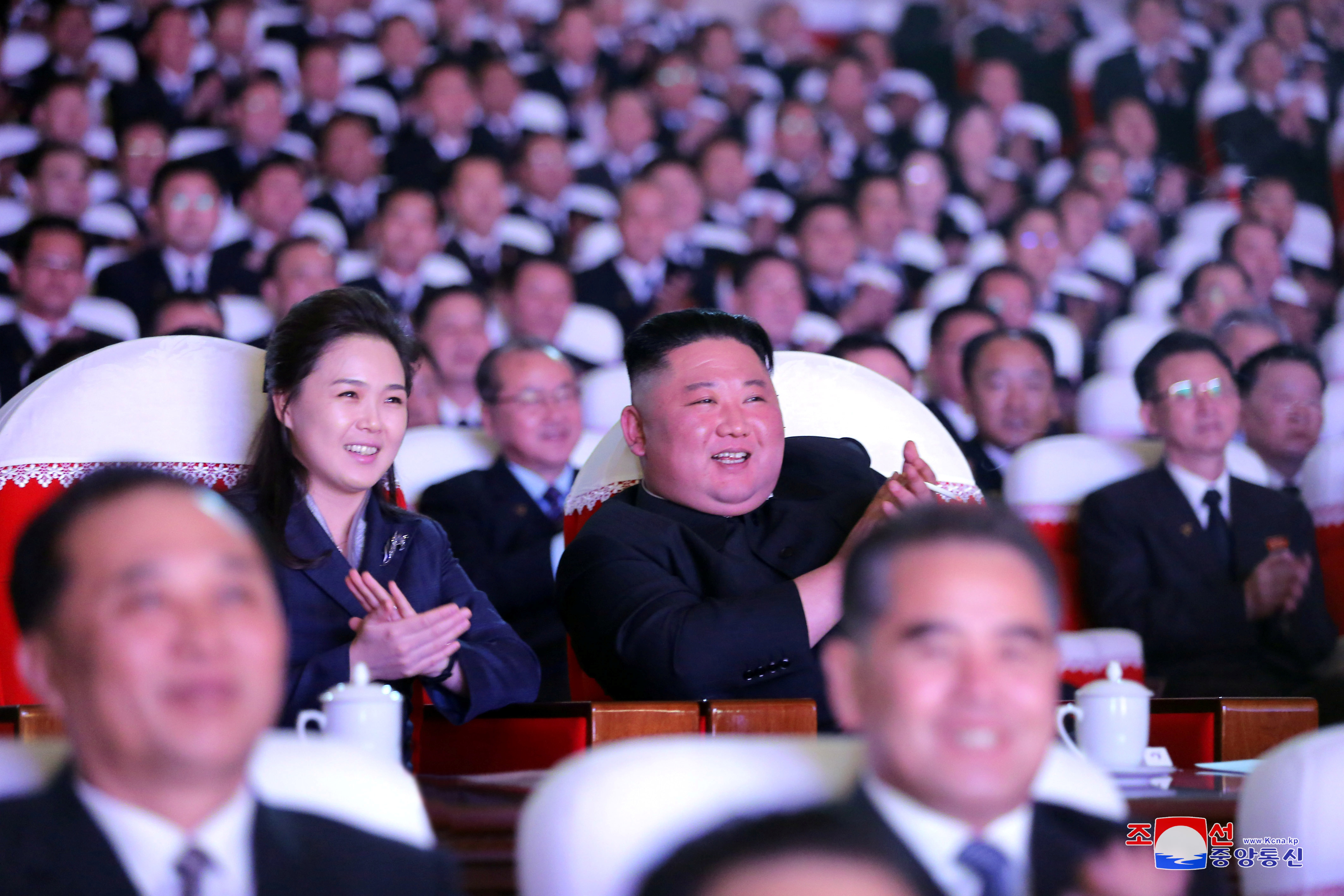 El lder norcoreano y su mujer asisten a un concierto en una imagen difundida por los medios locales.