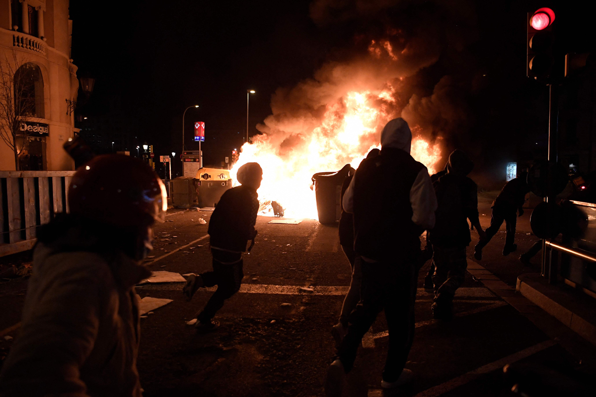 Manifestantes en Barcelona queman contenedores.