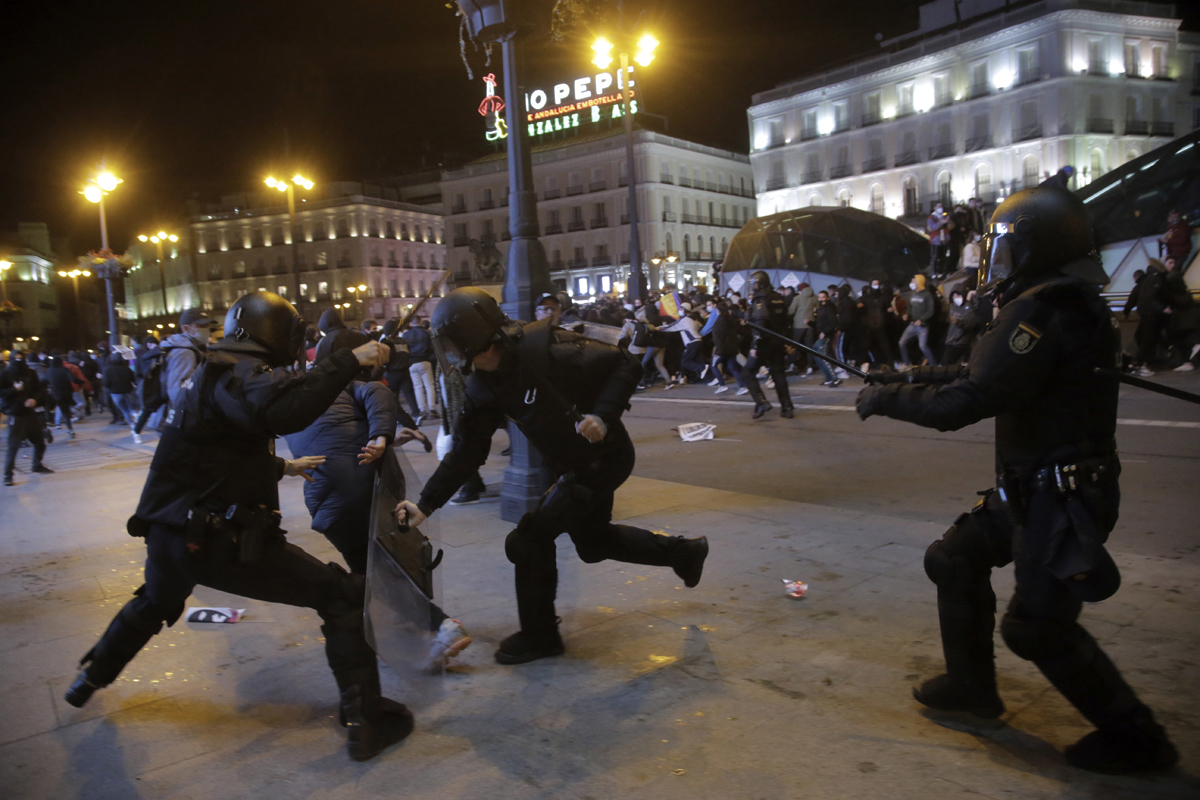 La Policía se enfrenta a los manifestantes violentos en la Puerta del Sol.