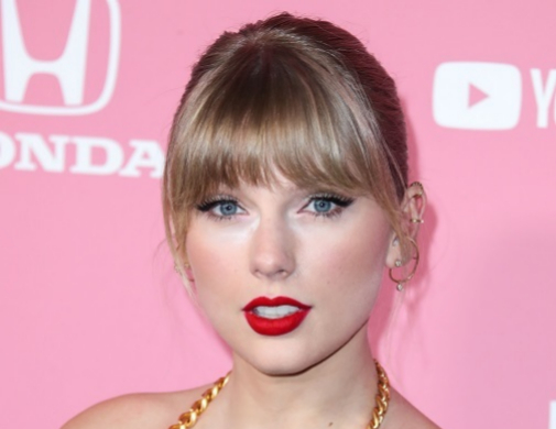 Taylor Swift es una incondicional del estilo recto en el flequillo.