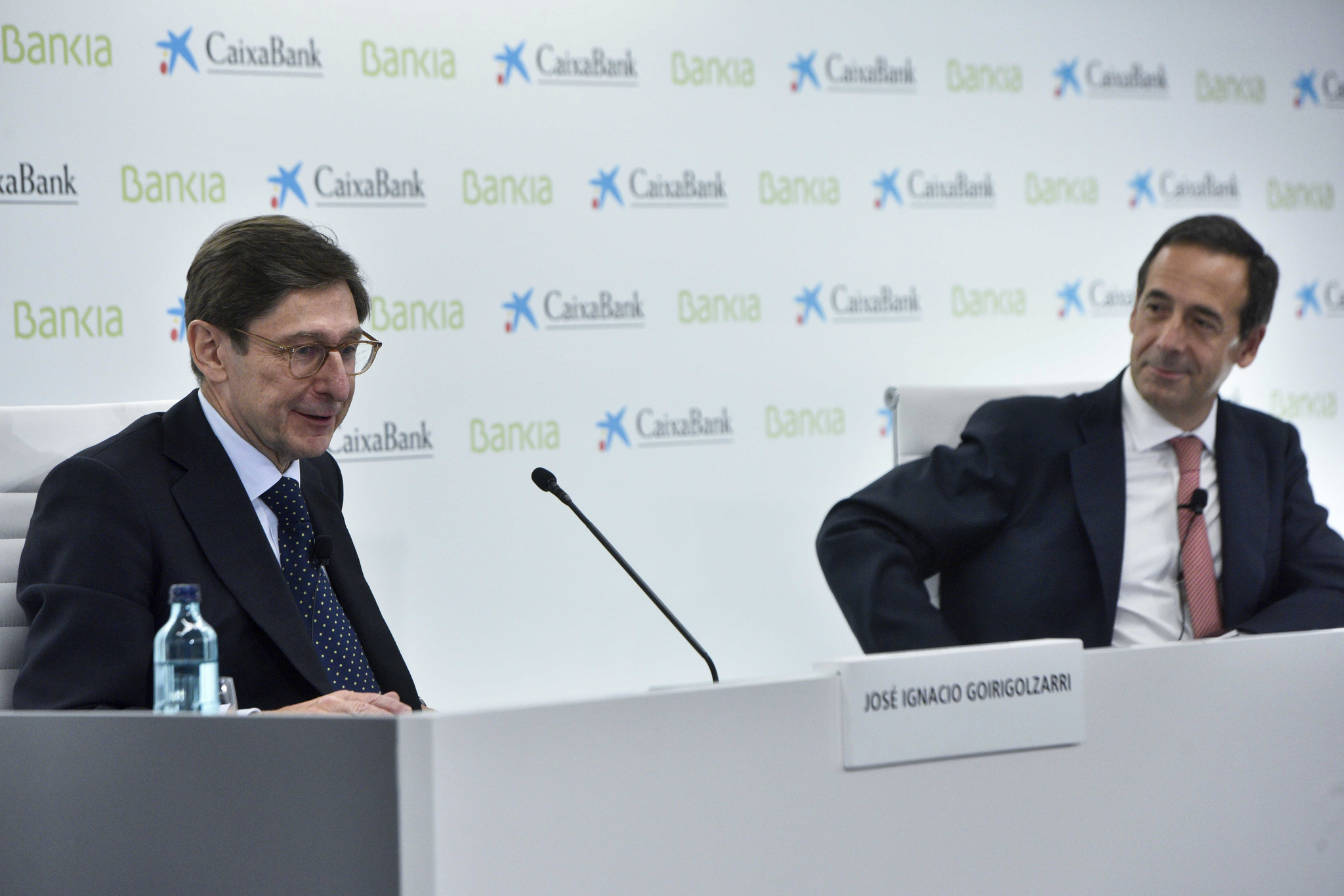 El presidente de Bankia, Jos Ignacio Goirigolzarri, y el consejero delegado de CaixaBank, Gonzalo Gortzar.