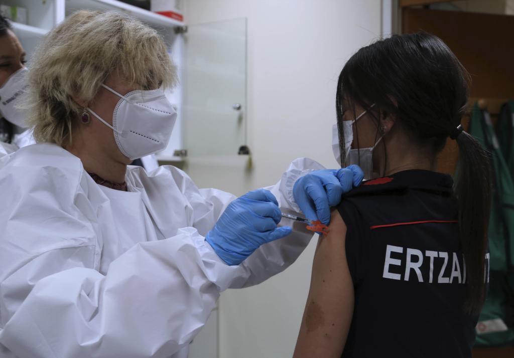 Una agente de la Ertzaina recibe la vacuna contra el Covid.