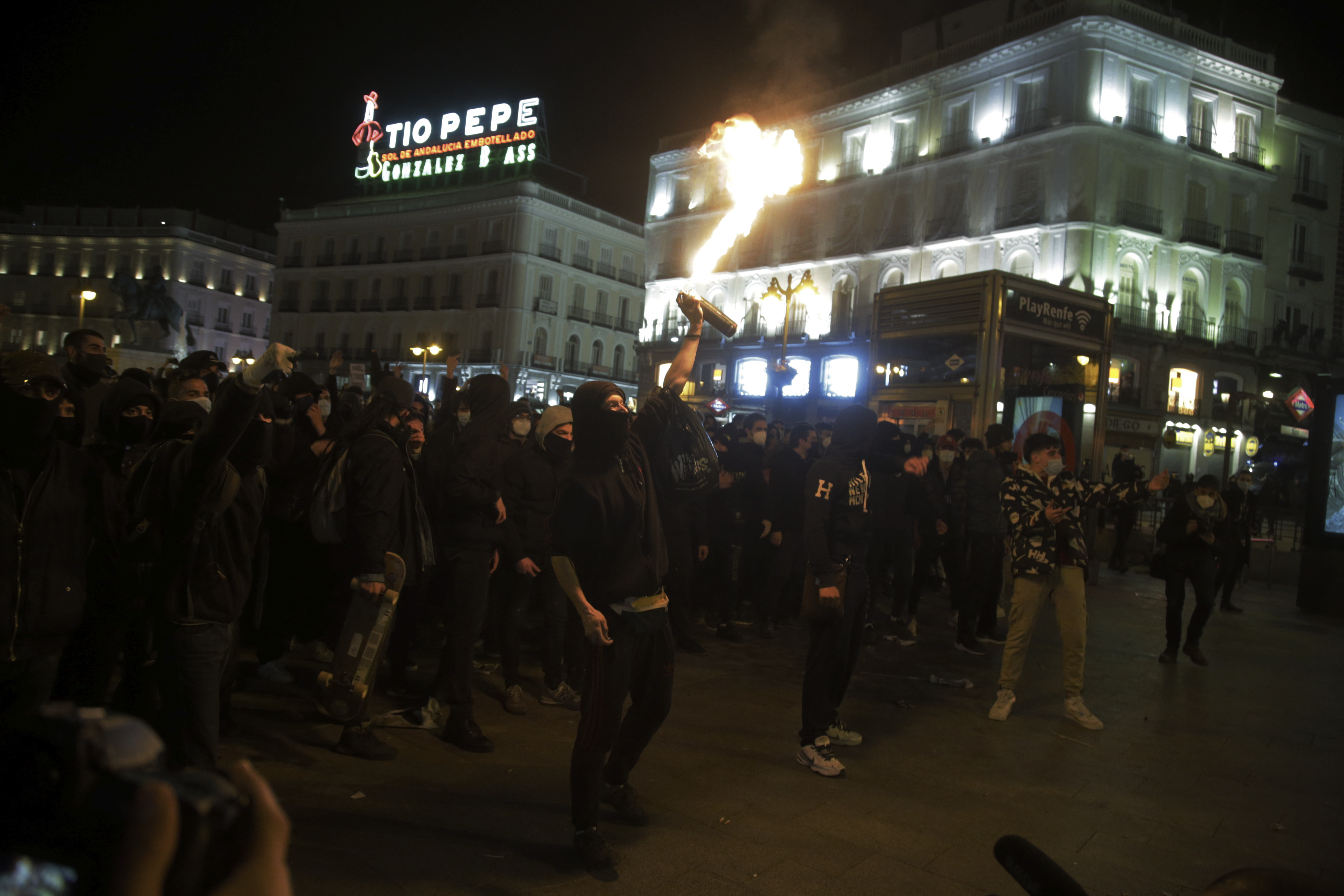 Cientos de radicales protagonizan disturbios en la Puerta del Sol de Madrid.