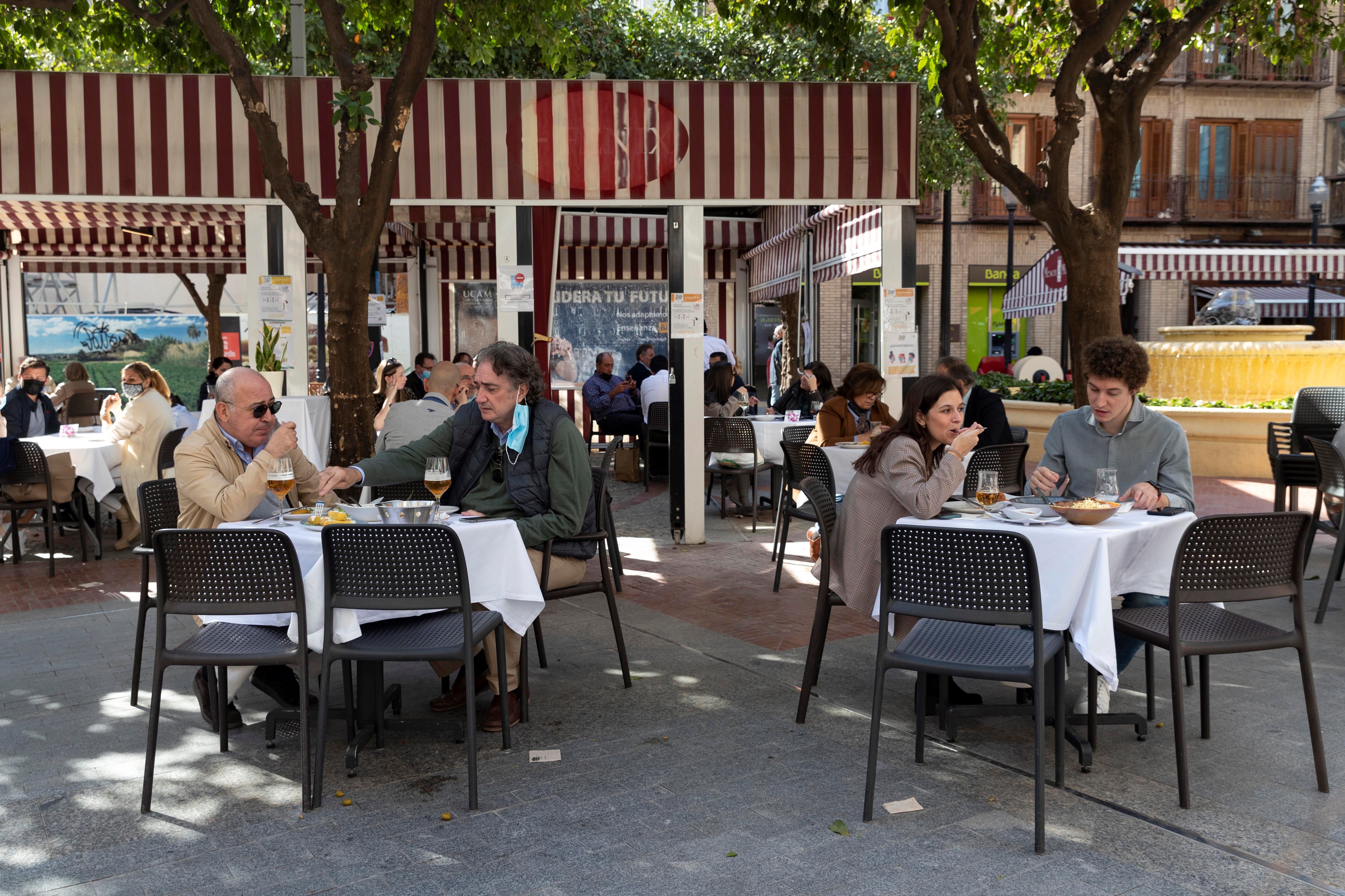Clientes de un restaurante en una terraza de Murcia.