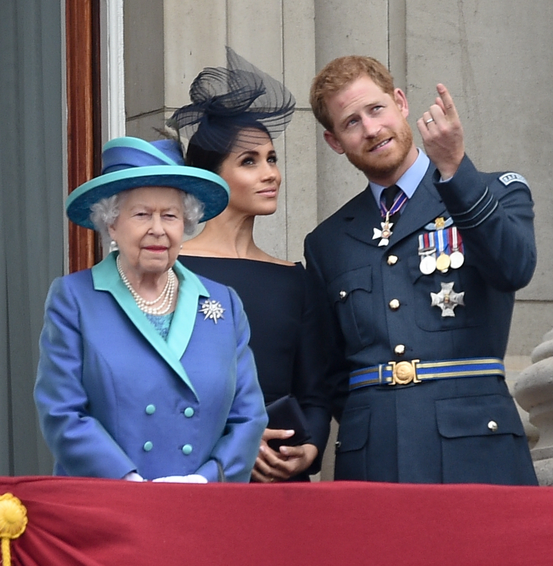 La reina Isabel, Meghan Markle y el prncipe Harry en uno de sus ltimos actos juntos.