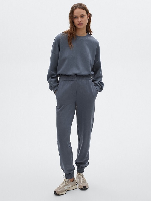 Look jogging fit en gris de Massimo Dutti el pantaln goma bajo disponible por 49, 95 euros