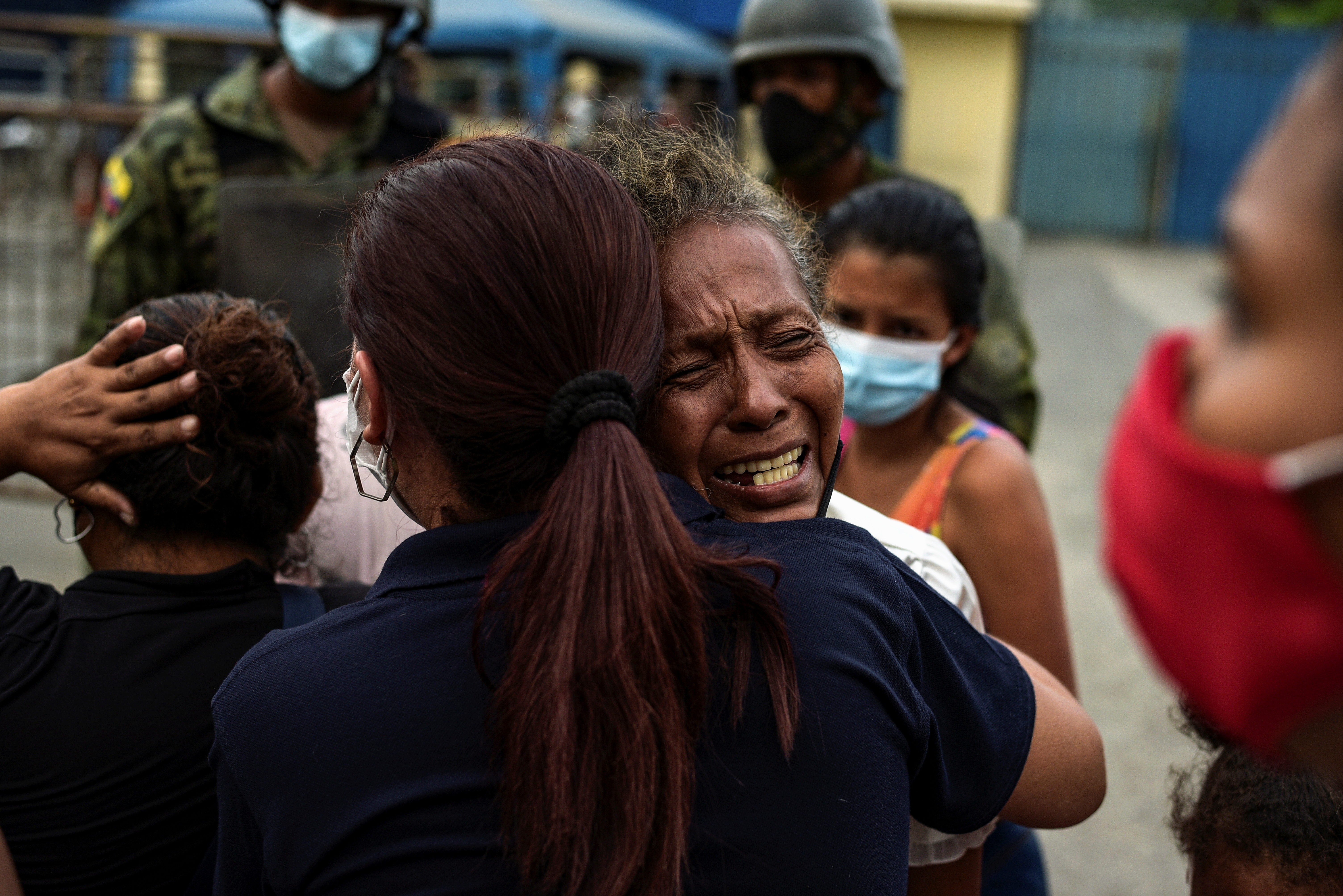 Una mujer llora frente a una de las prisiones donde se produjeron motines en Guayaquil.