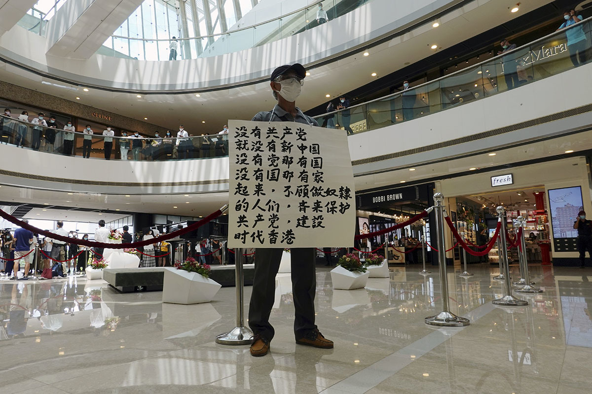 Un manifestante con una pancarta en un centro comercial de Hong Kong.