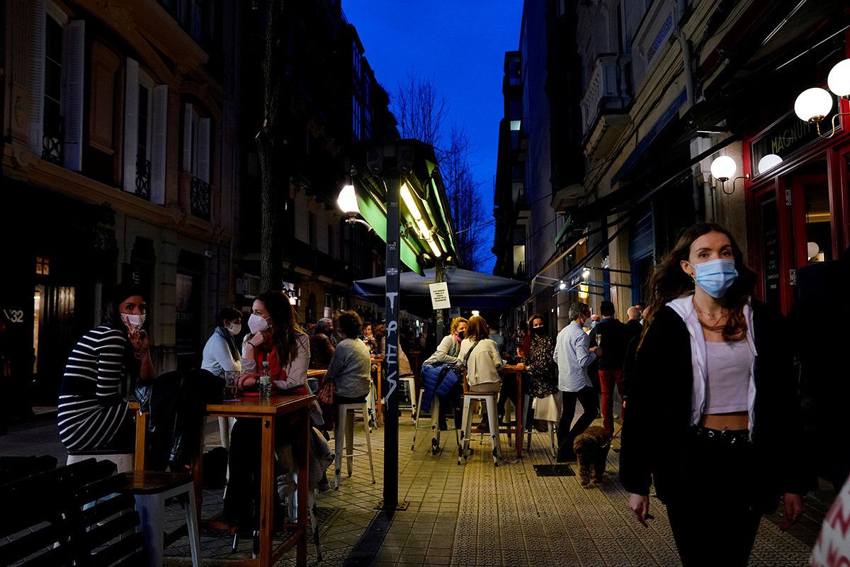 Grupos de jvenes sentados en la terraza de un bar de Bilbao.