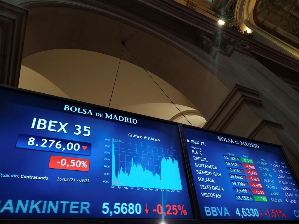 Pantallas de cotización del Ibex en el Palacio de la Bolsa de Madrid.