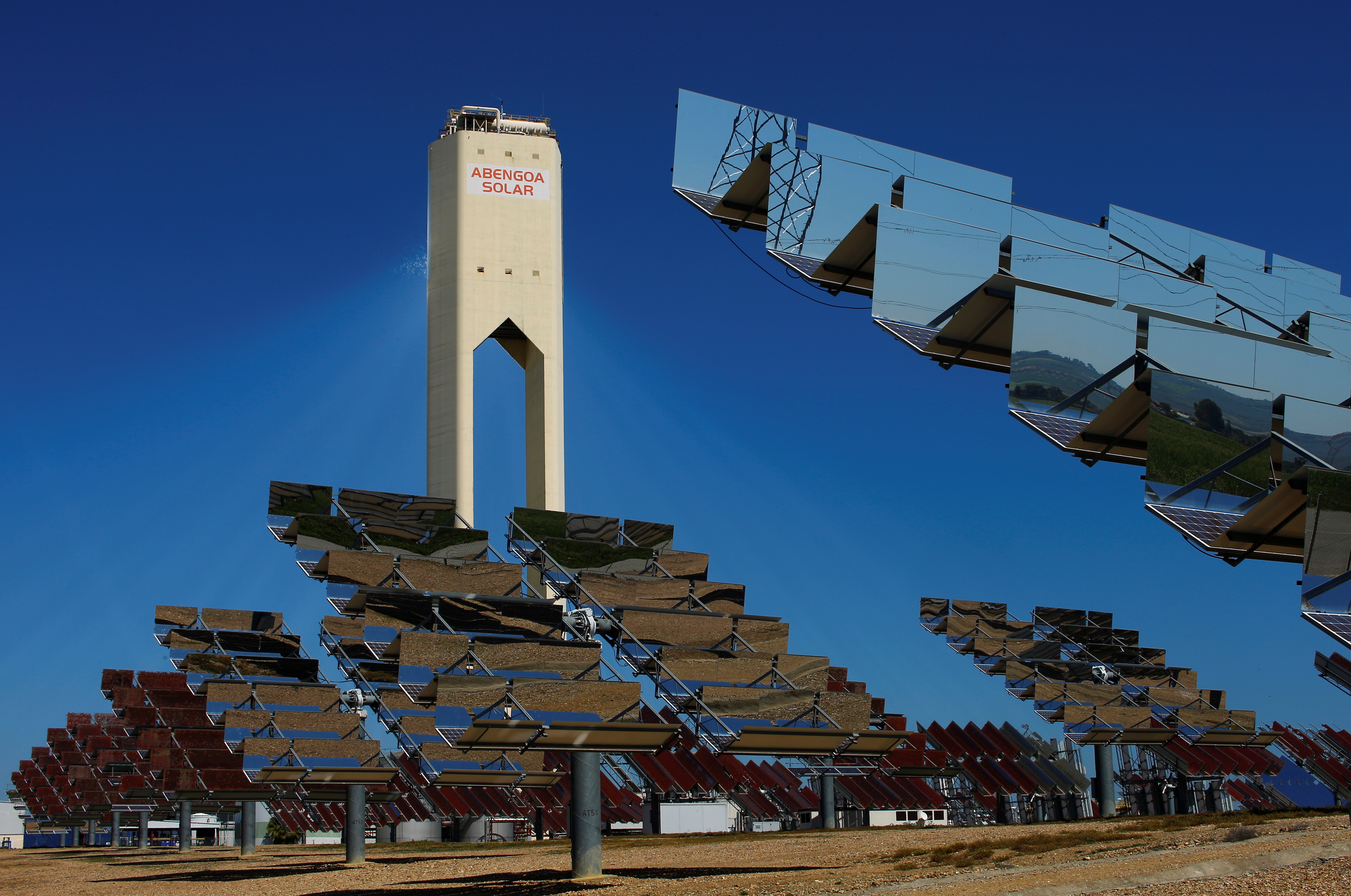 Paneles solares de Abengoa, en un parque cerca de Sevilla.