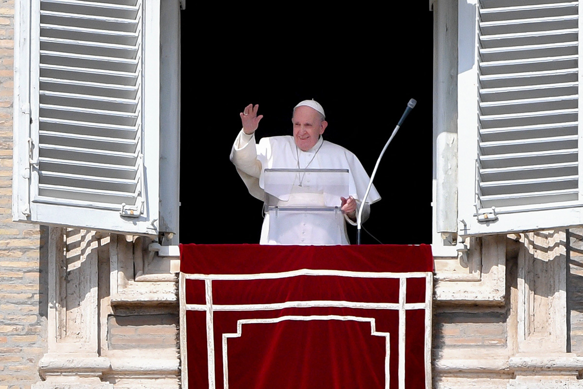 El Papa Francisco saluda desde una ventana del Vaticano.