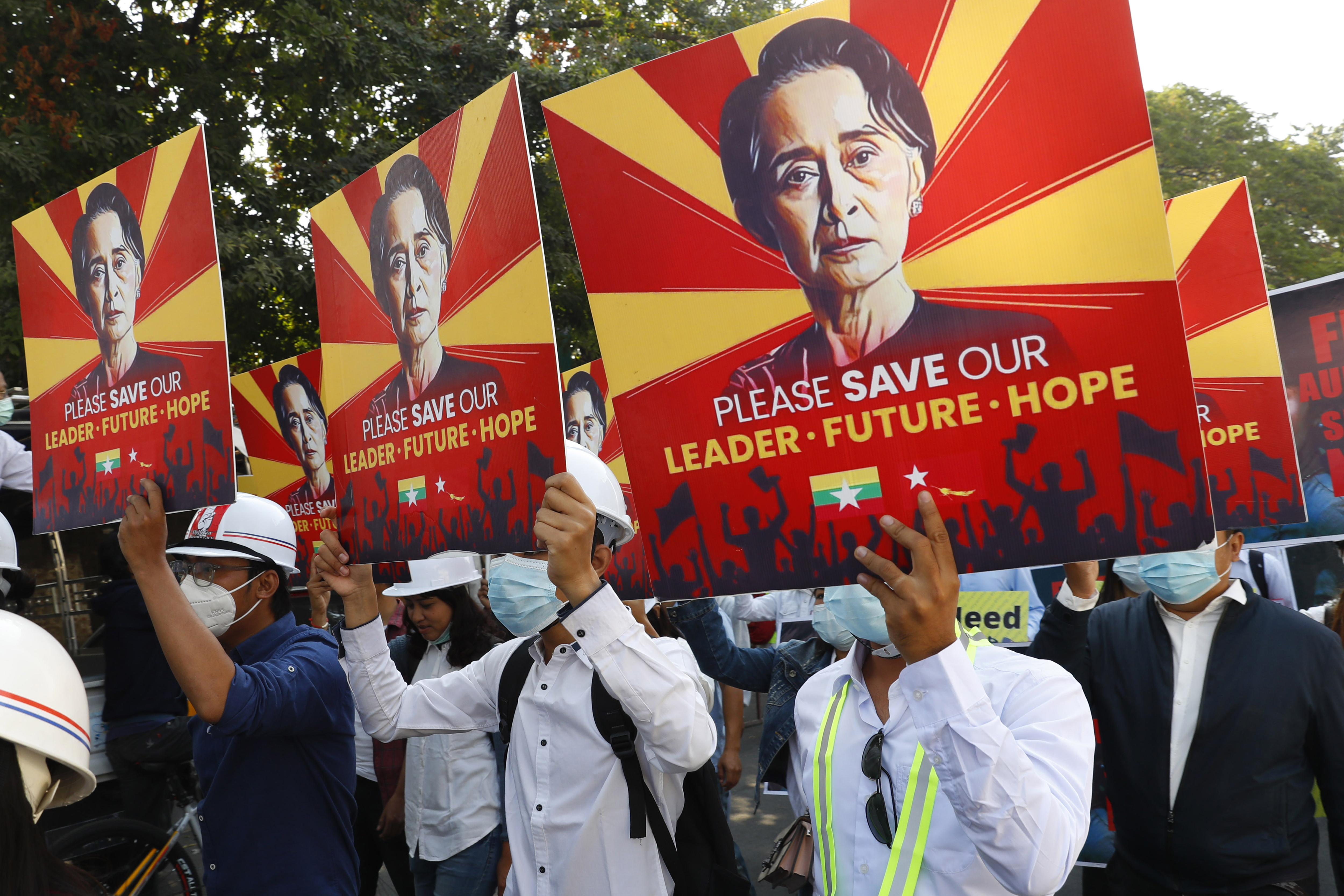 Manifestantes con la imagen de Aung San Suu.