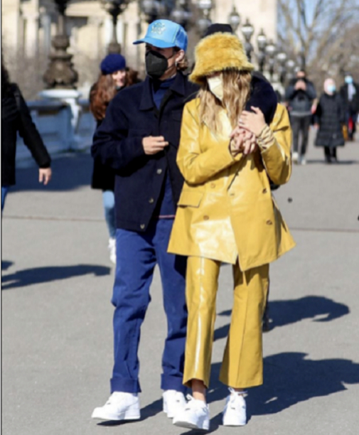 Hailey, de amarillo mostaza, y Justin Bieber, de tonos azules con prendas de Missoni, combinan sus looks monocolor con zapatillas blancas.